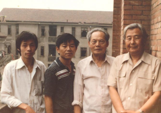 1985年在浙江美術學院（現為中國美院），王新明與油畫系三位老師合影。
