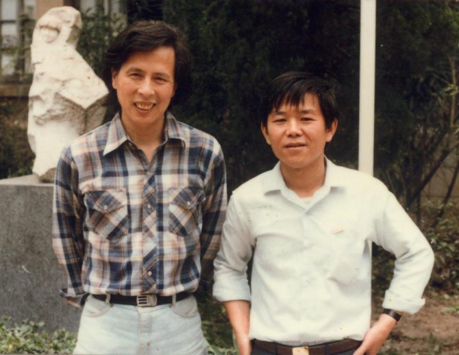 1985年在浙江美術學院（現為中國美院） 王新明與胡振宇老師合影